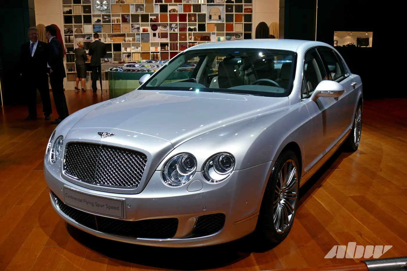 Роскошная «шпора»: как изменился седан Bentley Flying Spur