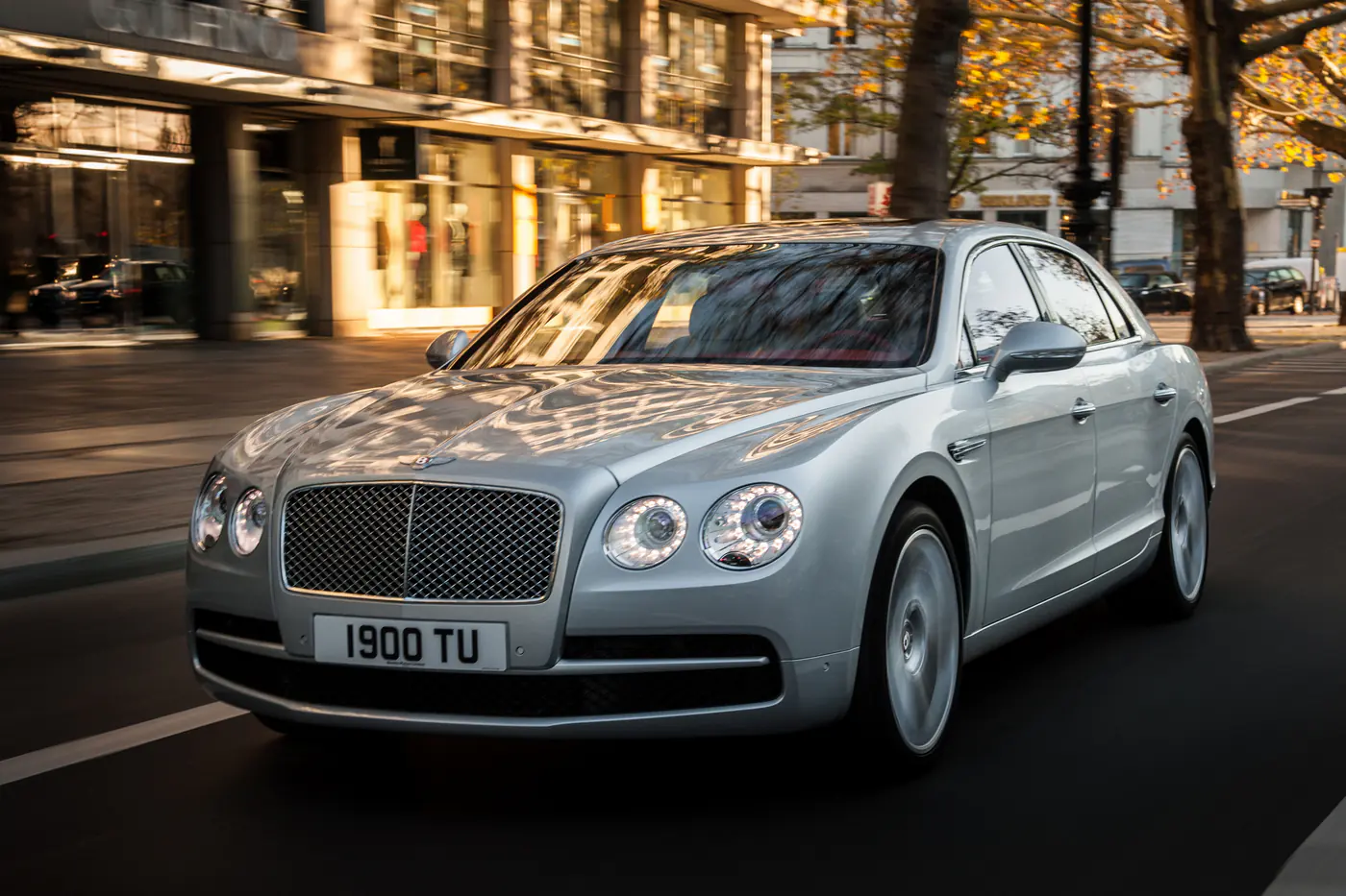 Роскошная «шпора»: как изменился седан Bentley Flying Spur