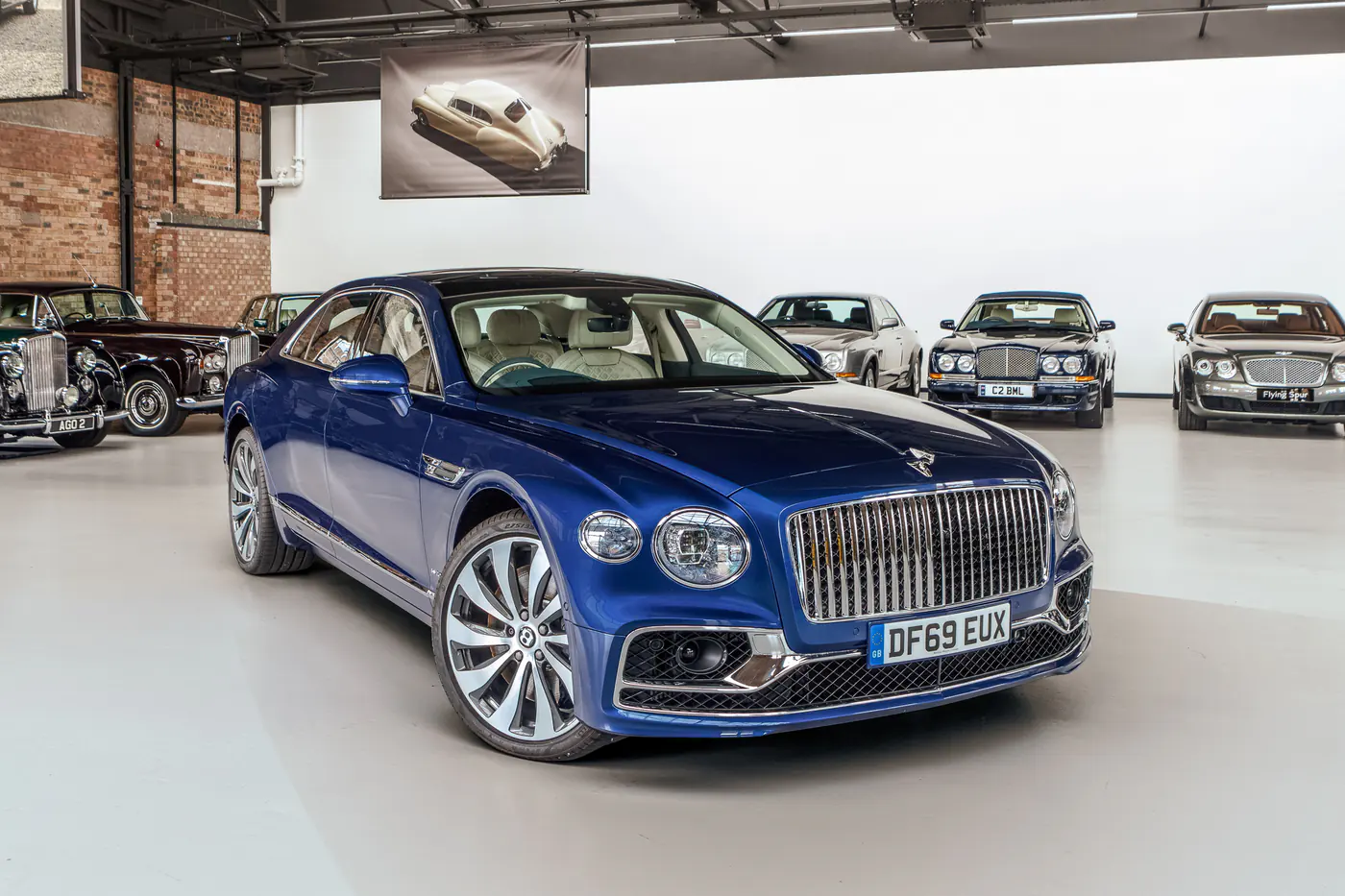 Роскошная «шпора»: как изменился седан Bentley Flying Spur