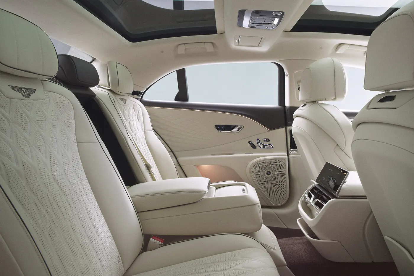 Роскошная «шпора»: как изменился седан Bentley Flying Spur