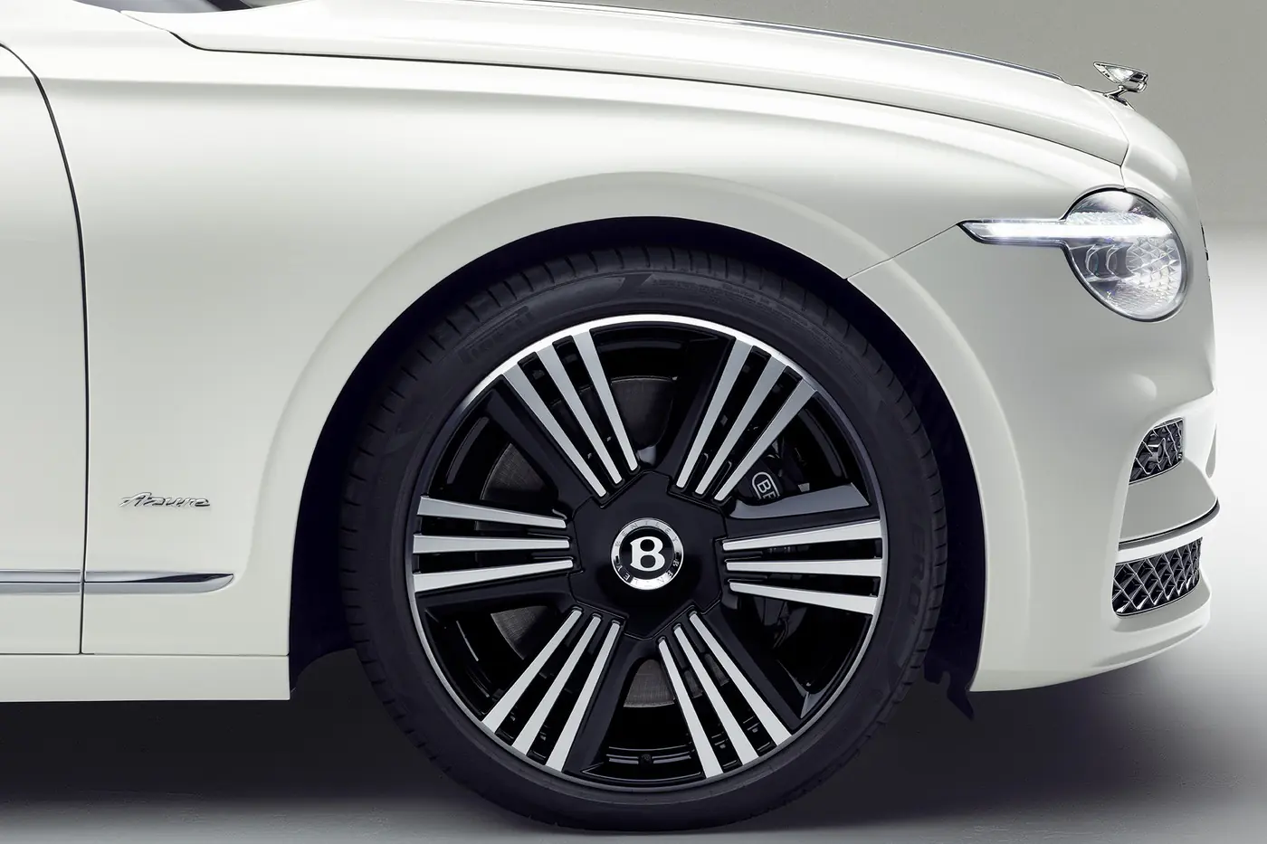 Роскошная «шпора»: как изменился седан Bentley Flying Spur