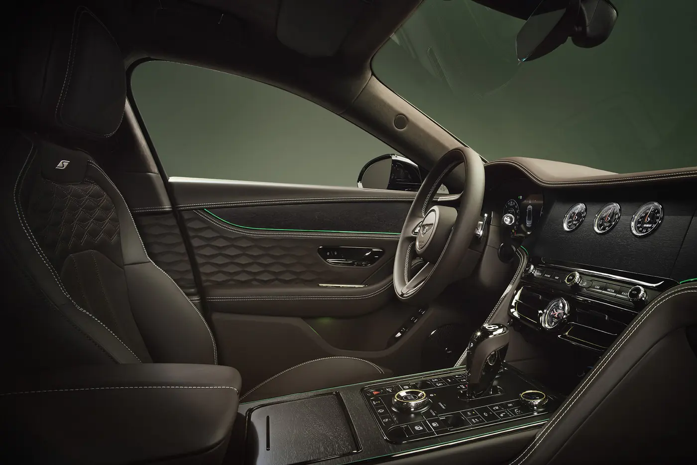 Роскошная «шпора»: как изменился седан Bentley Flying Spur