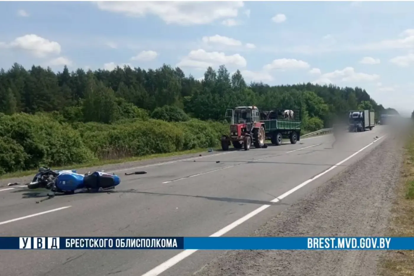 Пассажир мотоцикла погибла в аварии с грузовиком на трассе М10