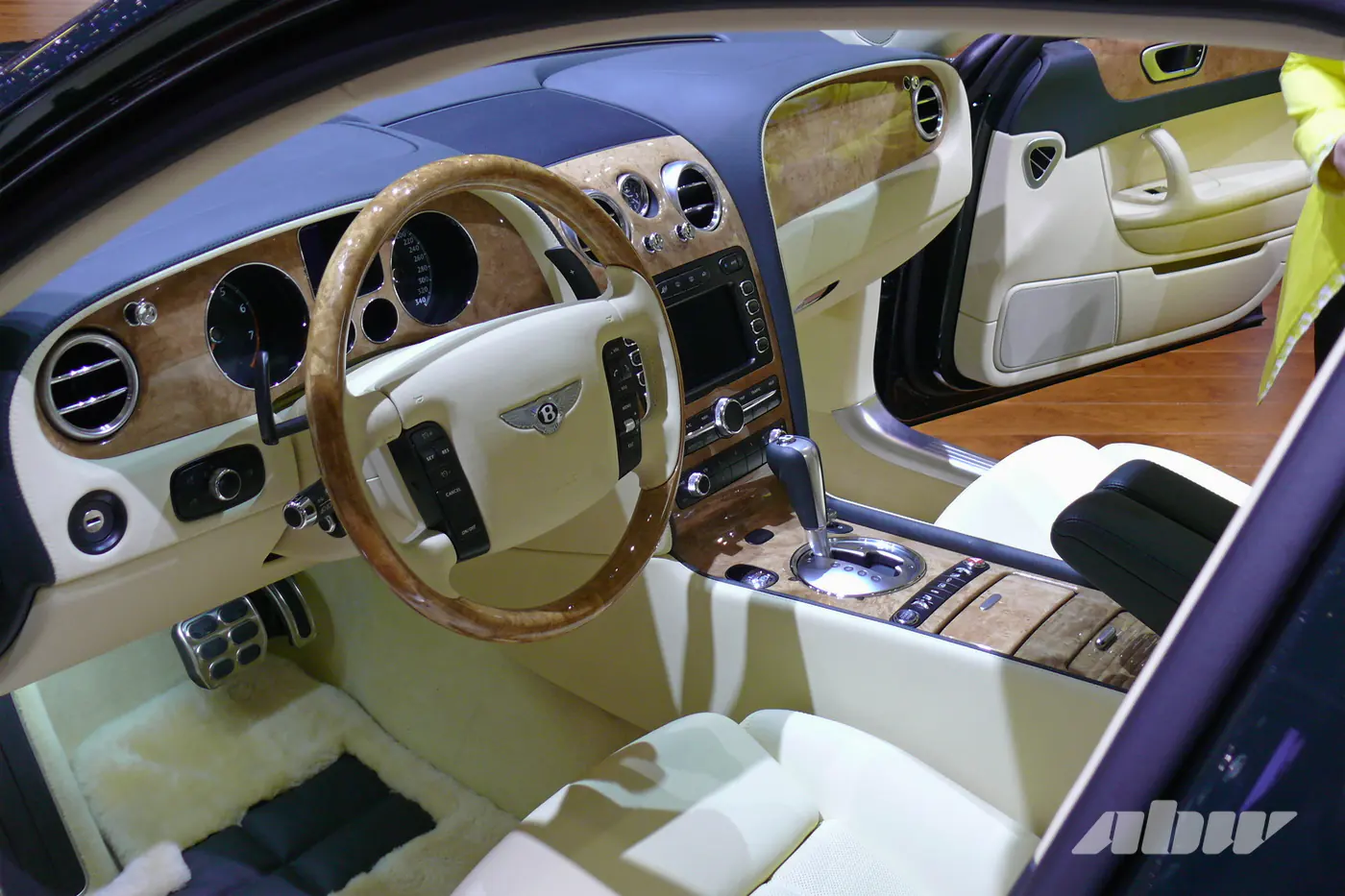 Роскошная «шпора»: как изменился седан Bentley Flying Spur