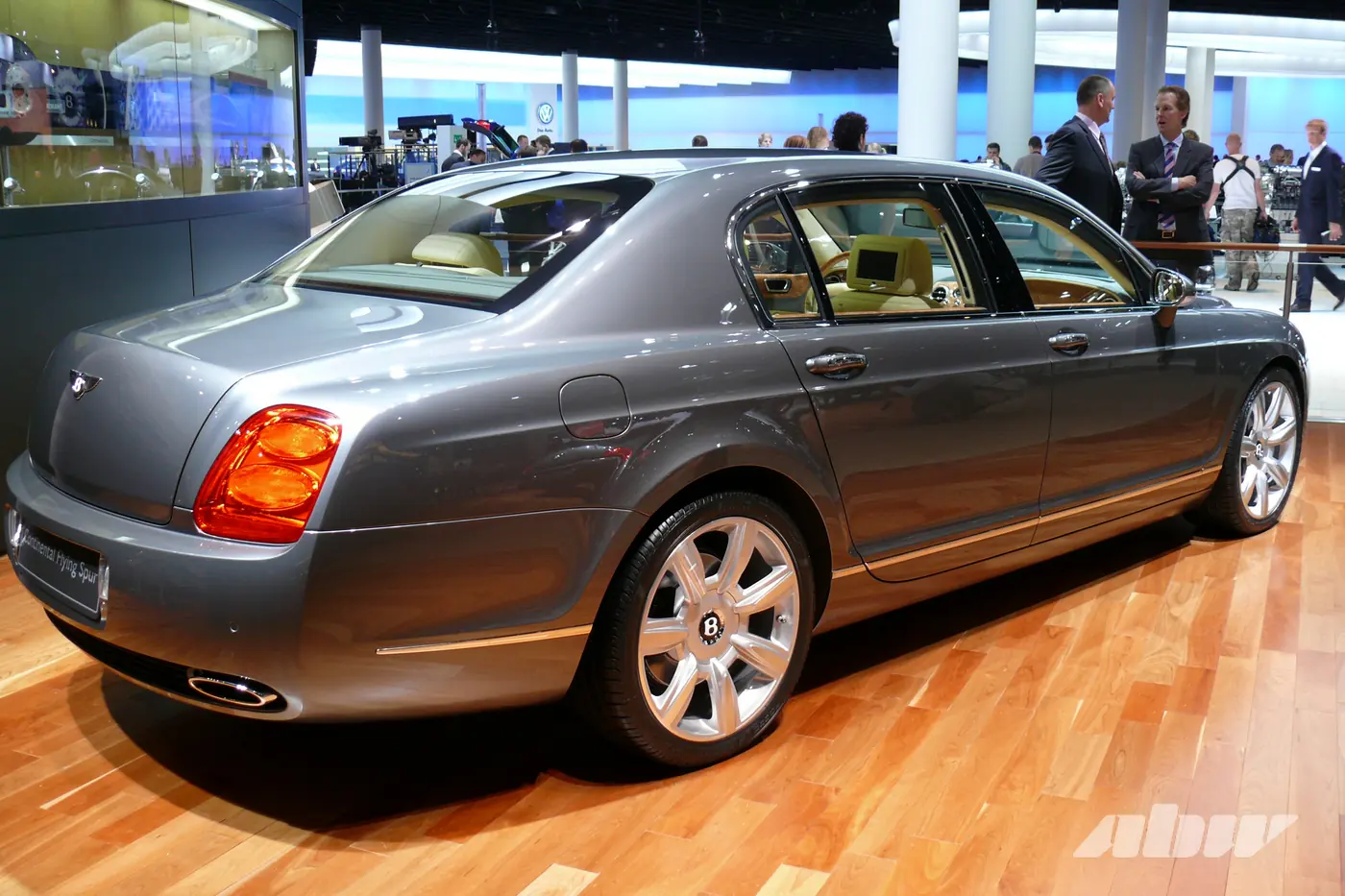 Роскошная «шпора»: как изменился седан Bentley Flying Spur