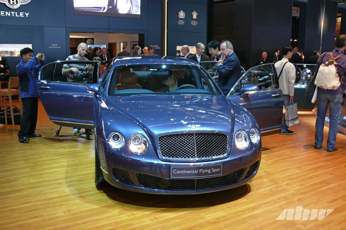 Роскошная «шпора»: как изменился седан Bentley Flying Spur