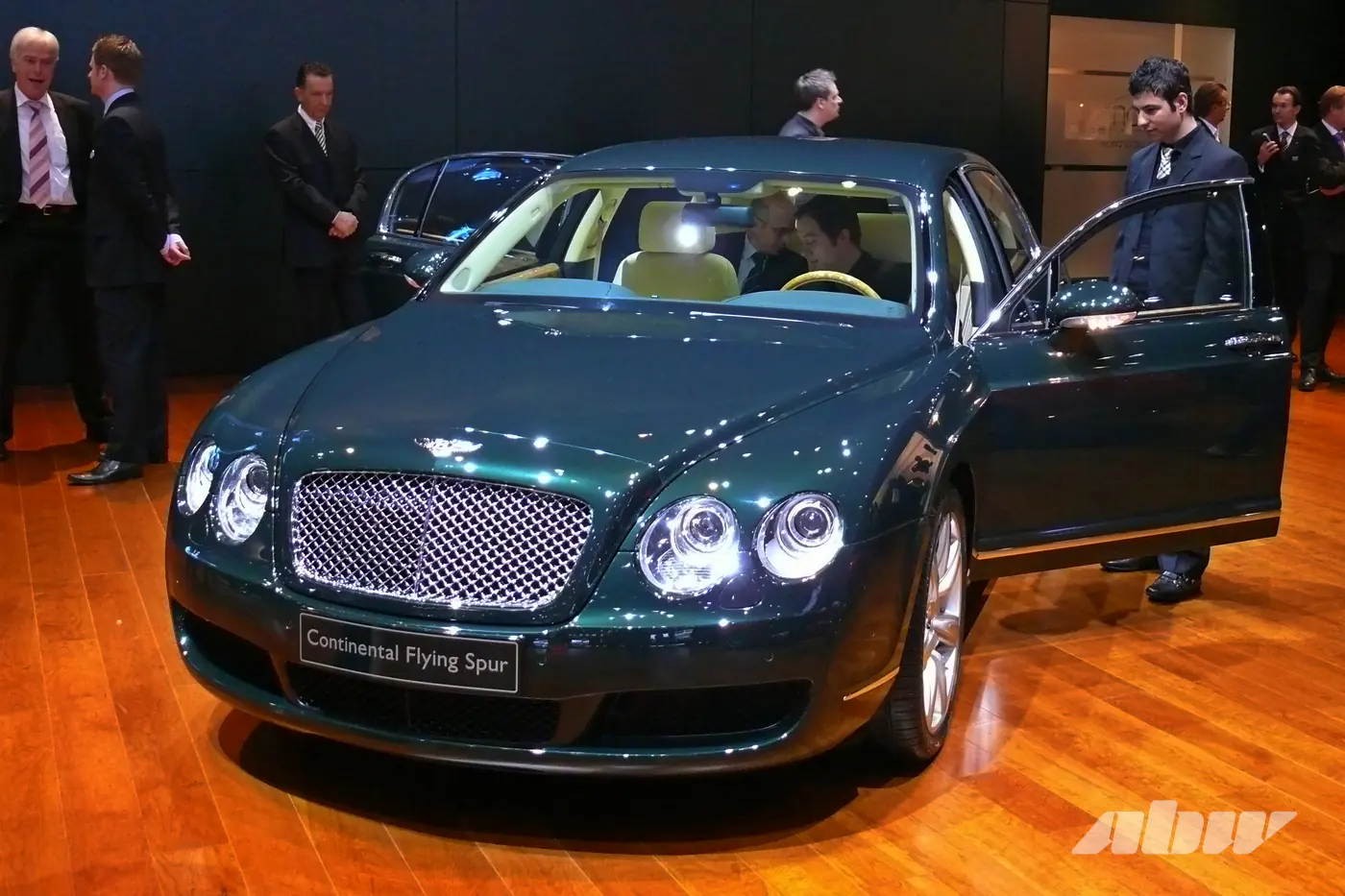 Роскошная «шпора»: как изменился седан Bentley Flying Spur