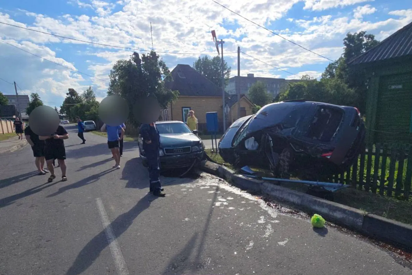 В Климовичах после аварии легковушка оказалась на заборе