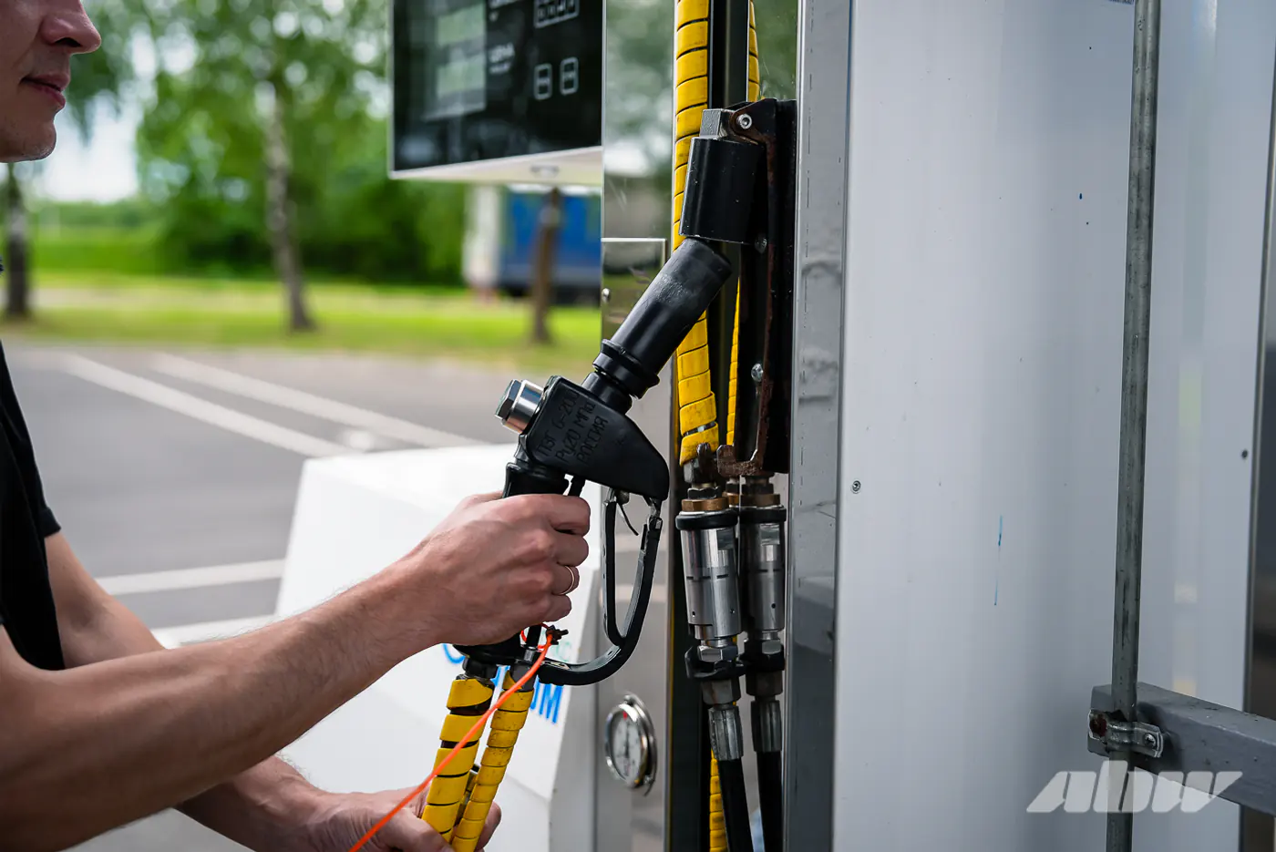 «Электрички» нервно курят: проверили, во сколько обходятся 100 км на метановом автомобиле