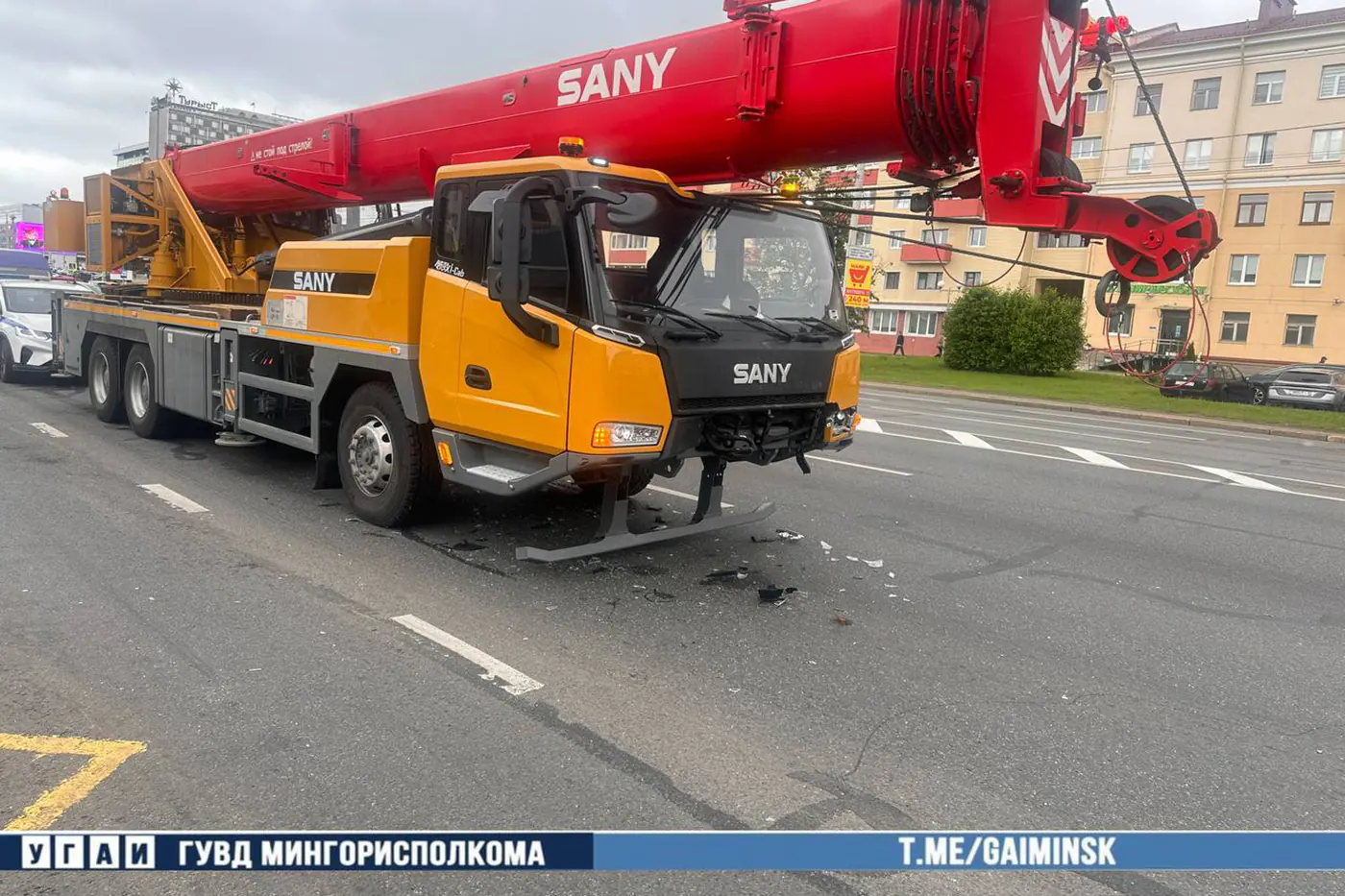 Автокран врезался в Nissan на Партизанском проспекте