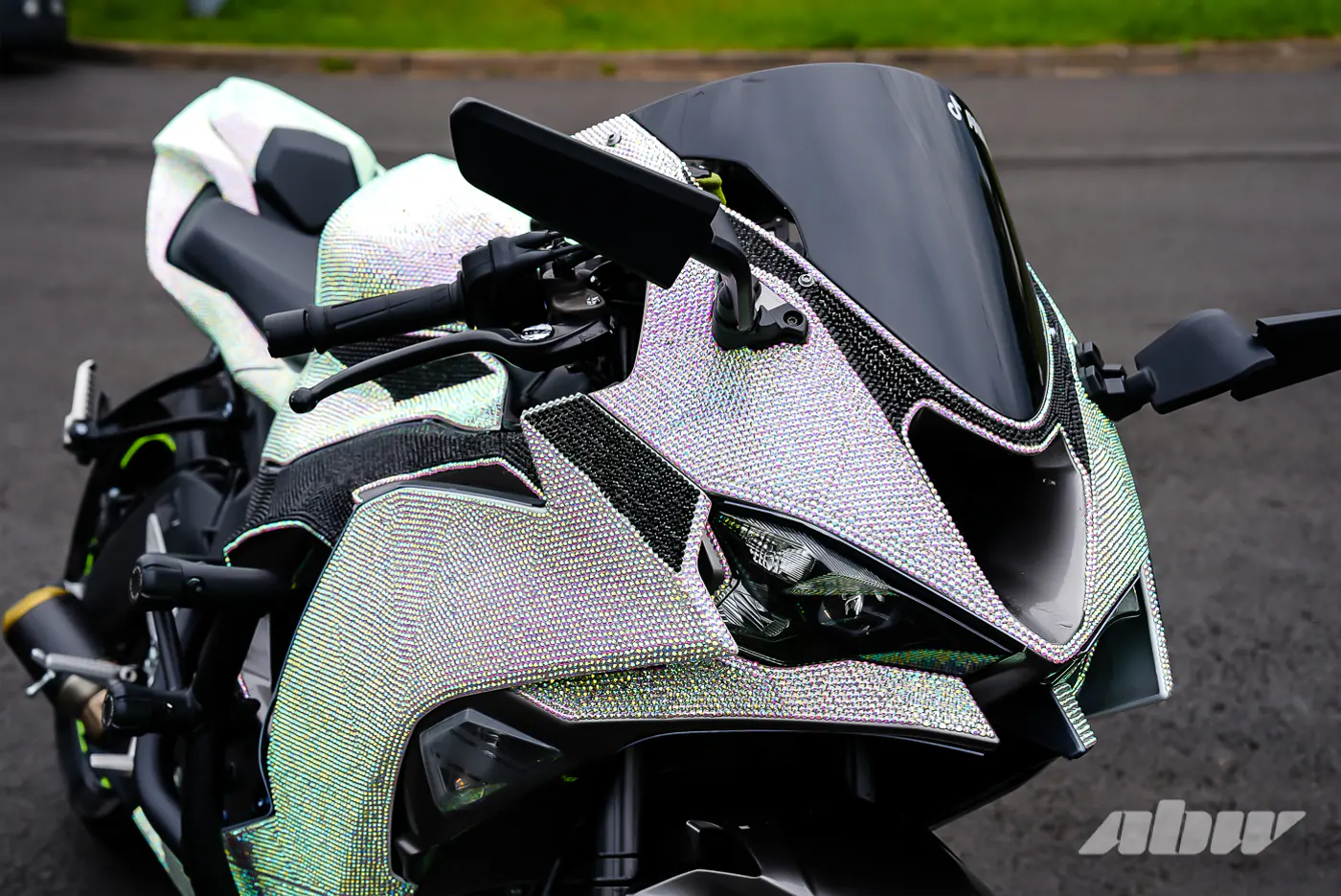 Уникальный Kawasaki ZX-6R из Могилева: 15 кг страз и 127 л.с.