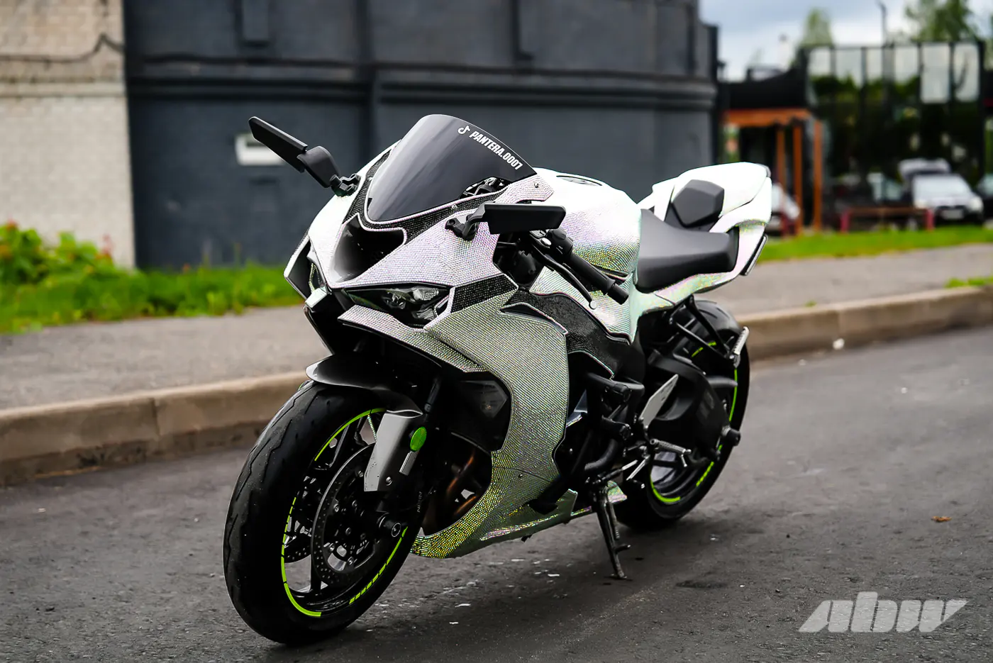 Уникальный Kawasaki ZX-6R из Могилева: 15 кг страз и 127 л.с.