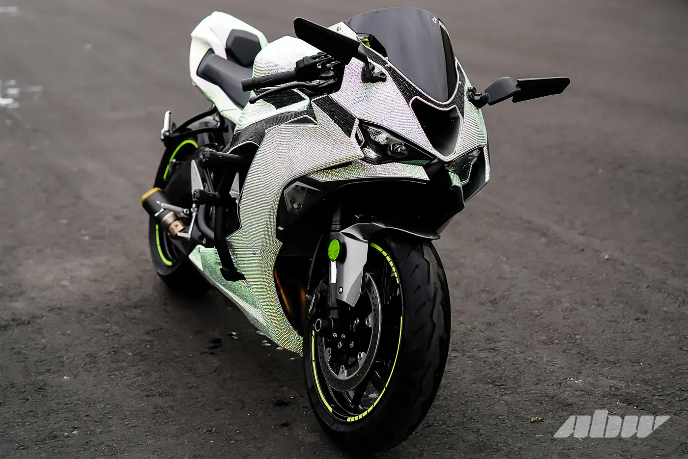 Уникальный Kawasaki ZX-6R из Могилева: 15 кг страз и 127 л.с.