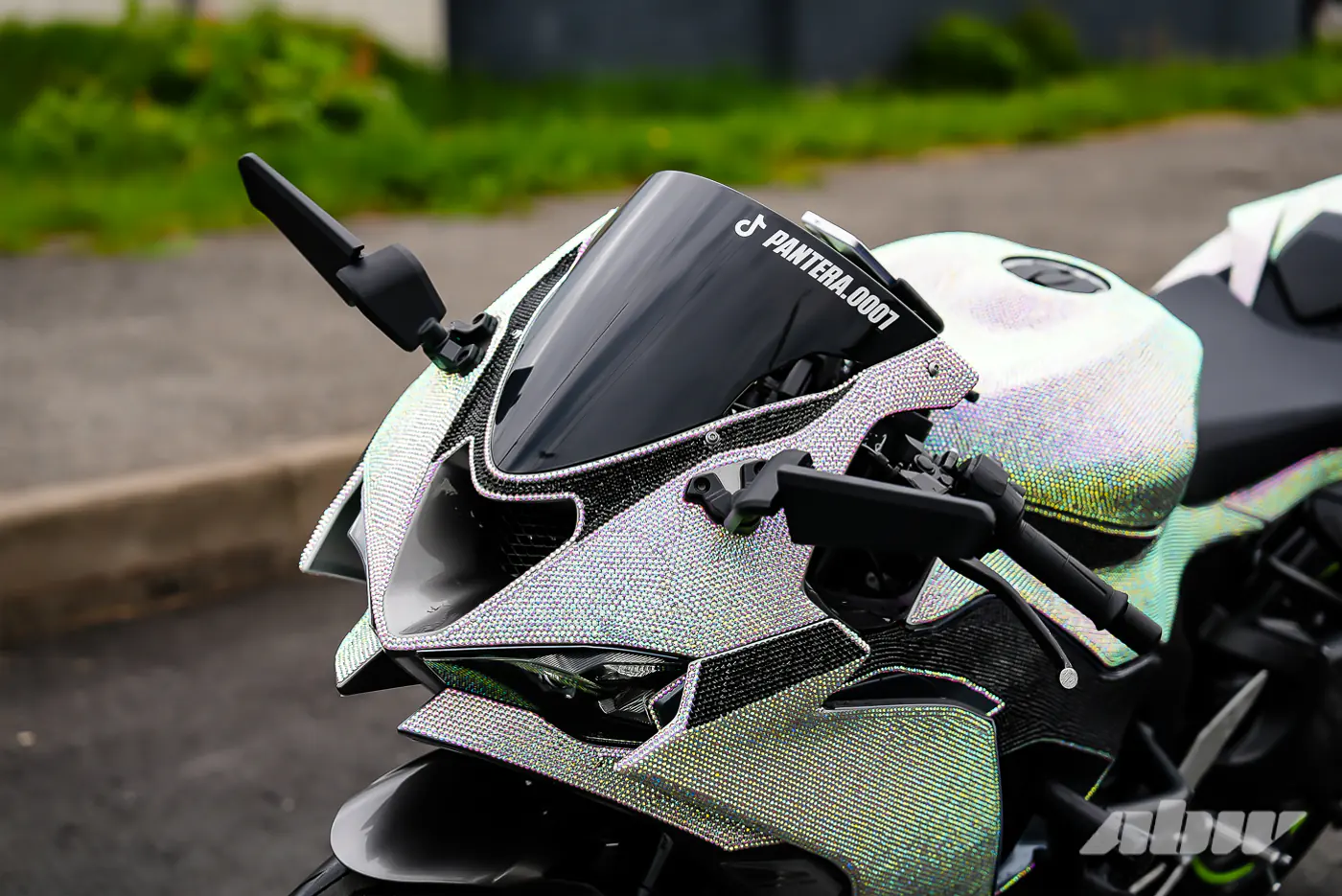 Уникальный Kawasaki ZX-6R из Могилева: 15 кг страз и 127 л.с.