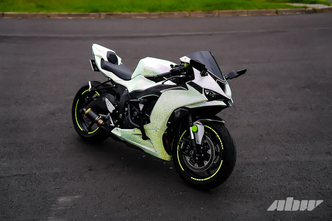Уникальный Kawasaki ZX-6R из Могилева: 15 кг страз и 127 л.с.