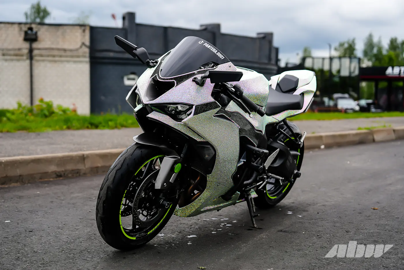 Уникальный Kawasaki ZX-6R из Могилева: 15 кг страз и 127 л.с.