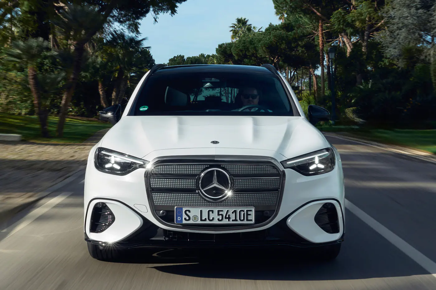 Mercedes расширил гамму электрического кроссовера GLC