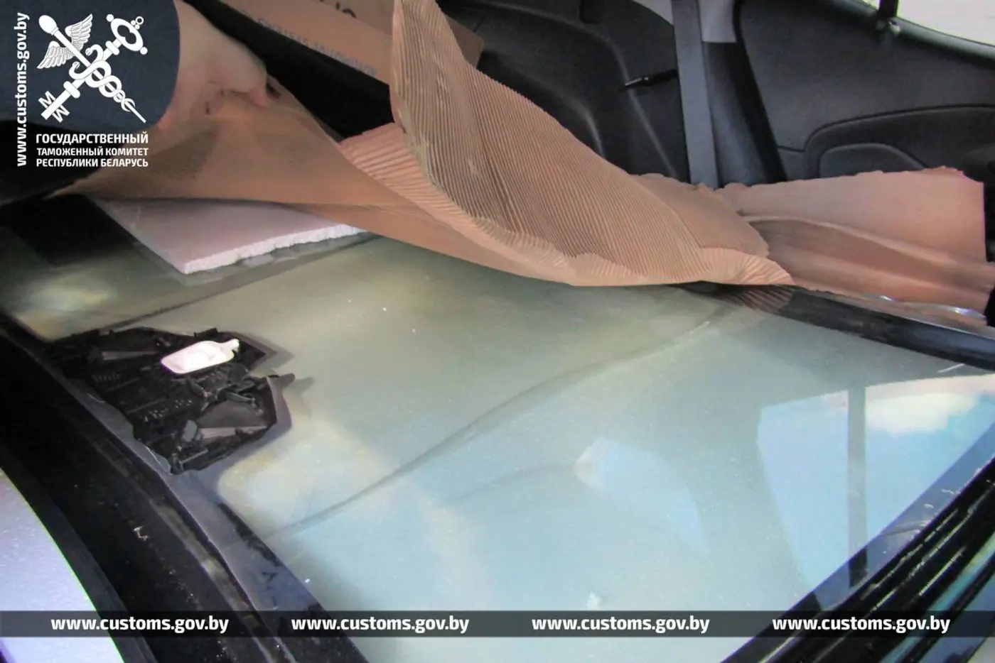 Водитель автовоза пытался тайно ввезти бронированное стекло для Mercedes