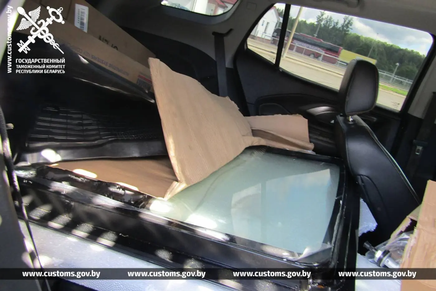Водитель автовоза пытался тайно ввезти бронированное стекло для Mercedes