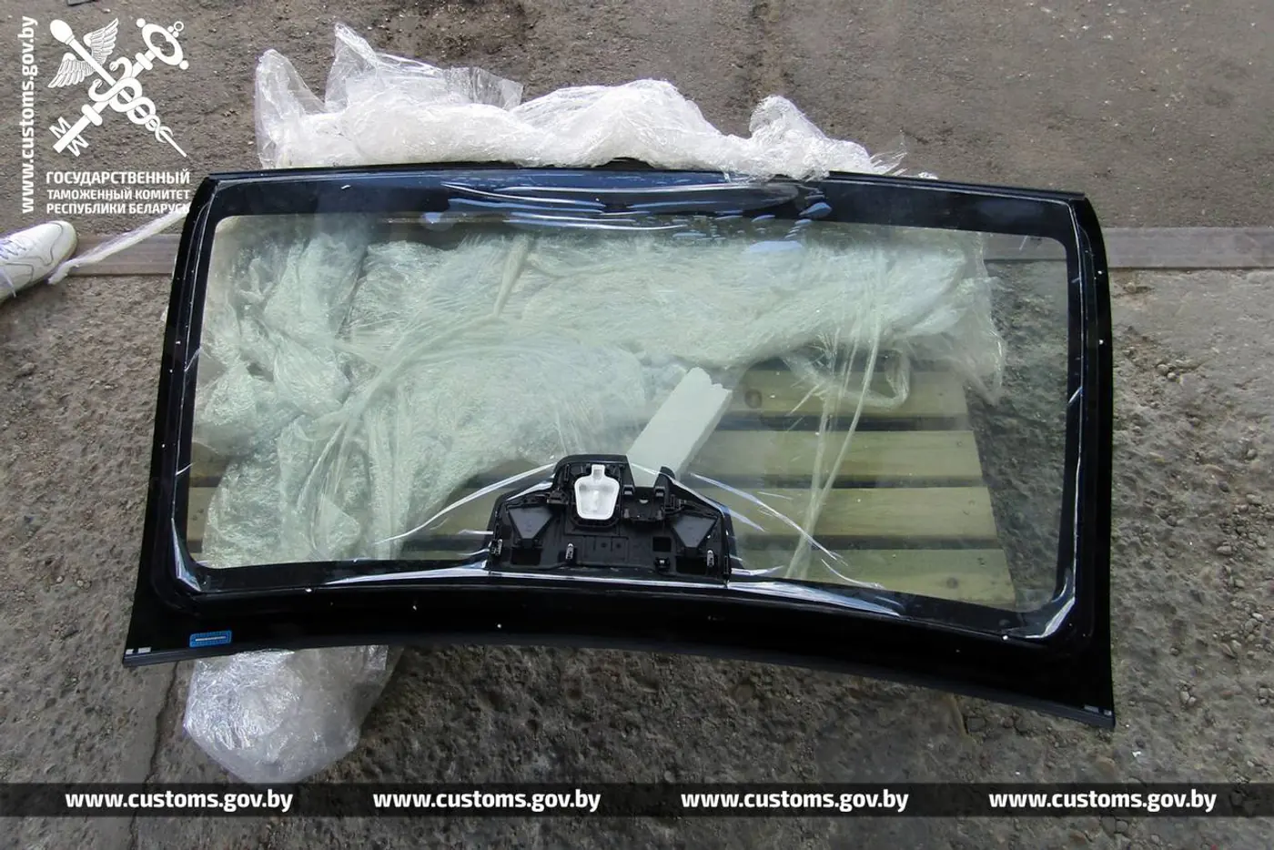 Водитель автовоза пытался тайно ввезти бронированное стекло для Mercedes