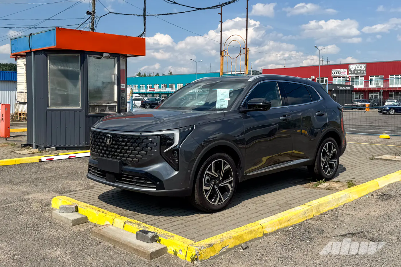 Россияне вернулись за проходными машинами: разведали обстановку на авторынке «Малиновка»