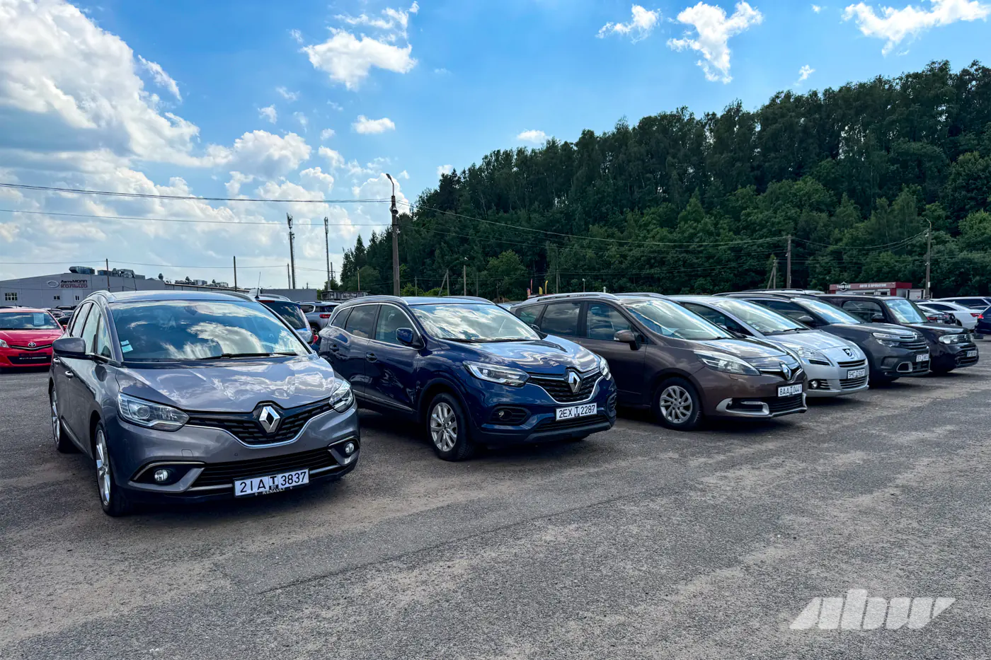 Россияне вернулись за проходными машинами: разведали обстановку на авторынке «Малиновка»