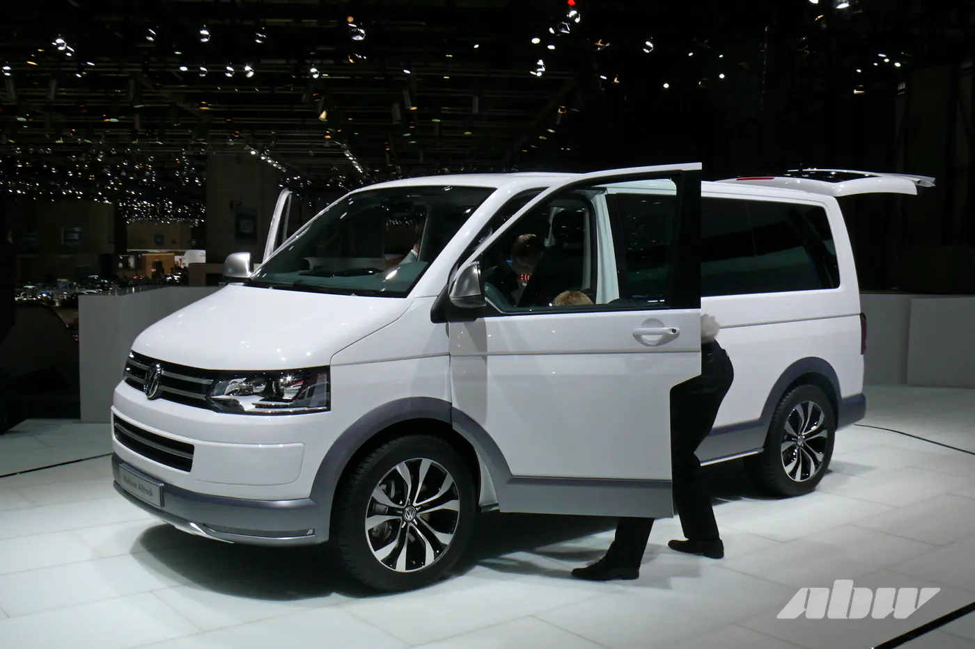 Внешне изменились мало, а что внутри? Встречаем обновленные Volkswagen Caddy и Multivan