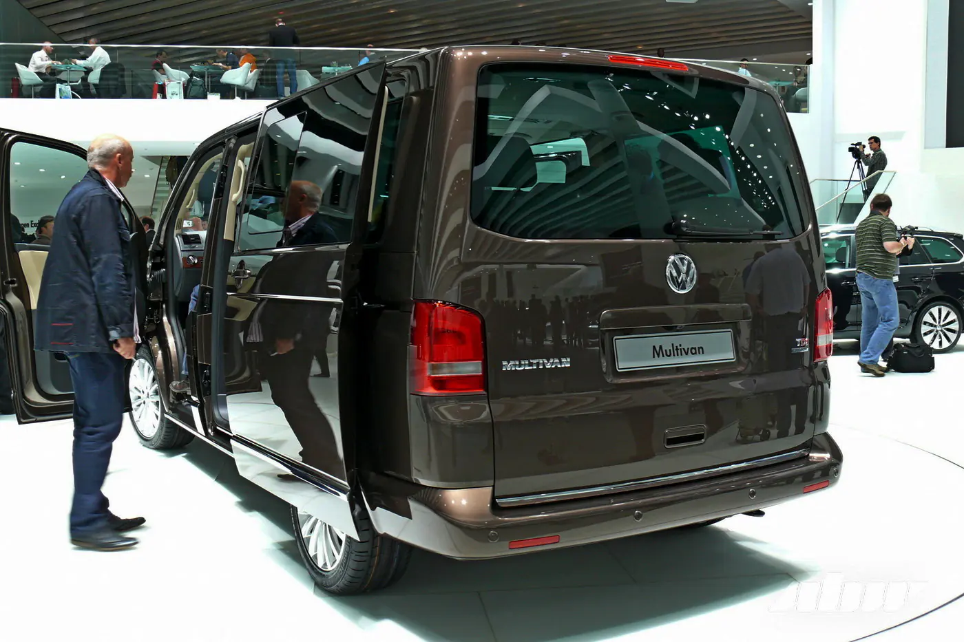 Внешне изменились мало, а что внутри? Встречаем обновленные Volkswagen Caddy и Multivan