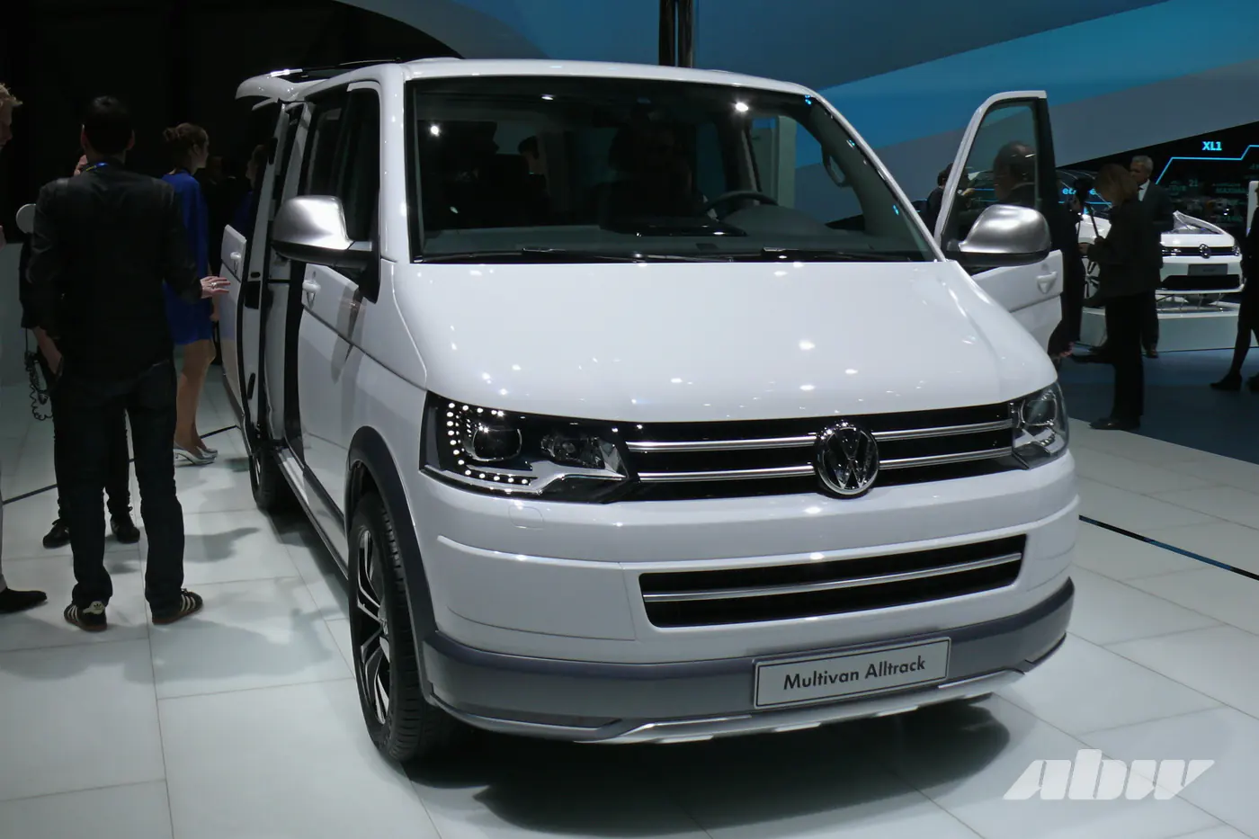 Внешне изменились мало, а что внутри? Встречаем обновленные Volkswagen Caddy и Multivan