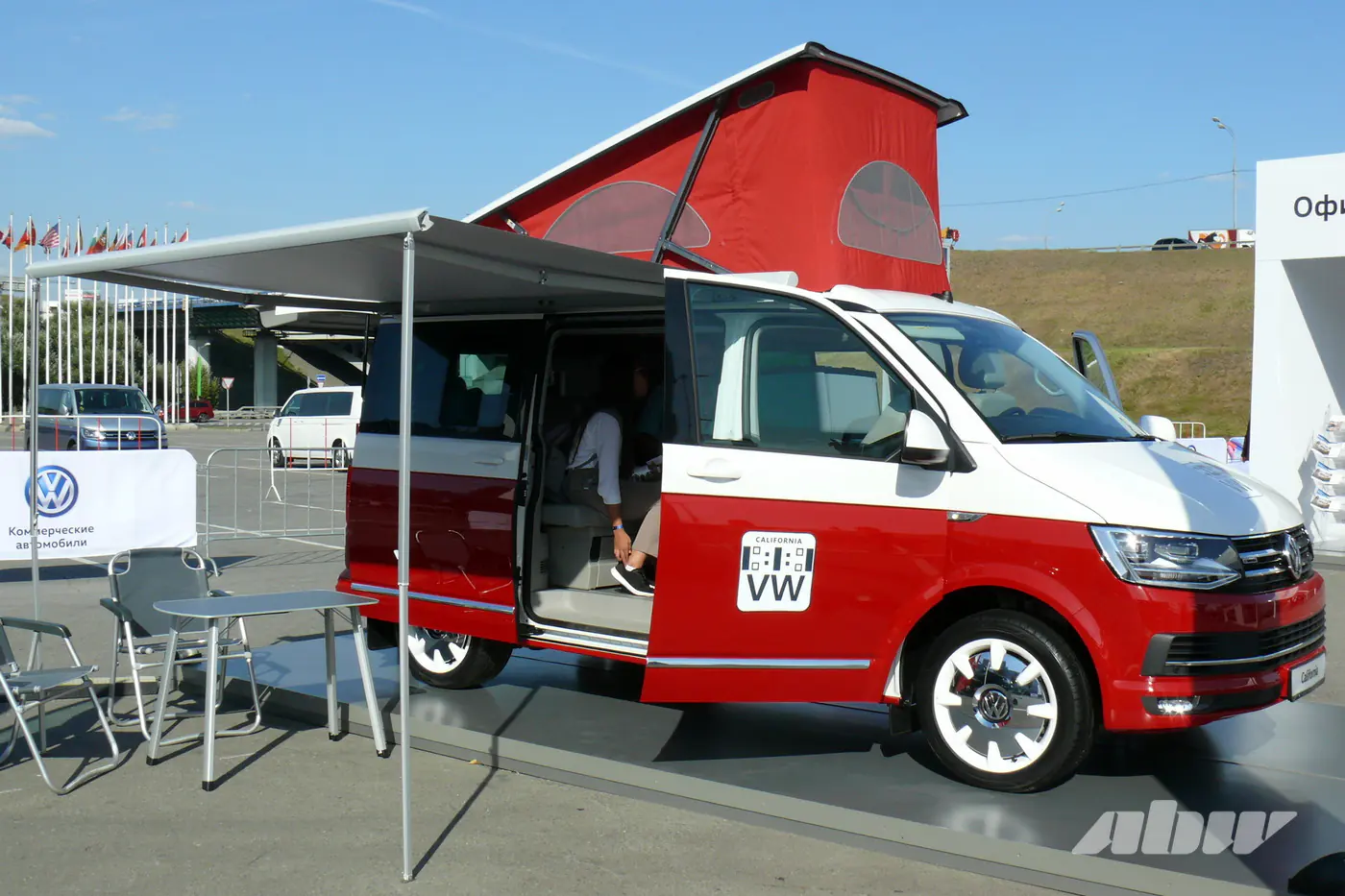 Внешне изменились мало, а что внутри? Встречаем обновленные Volkswagen Caddy и Multivan