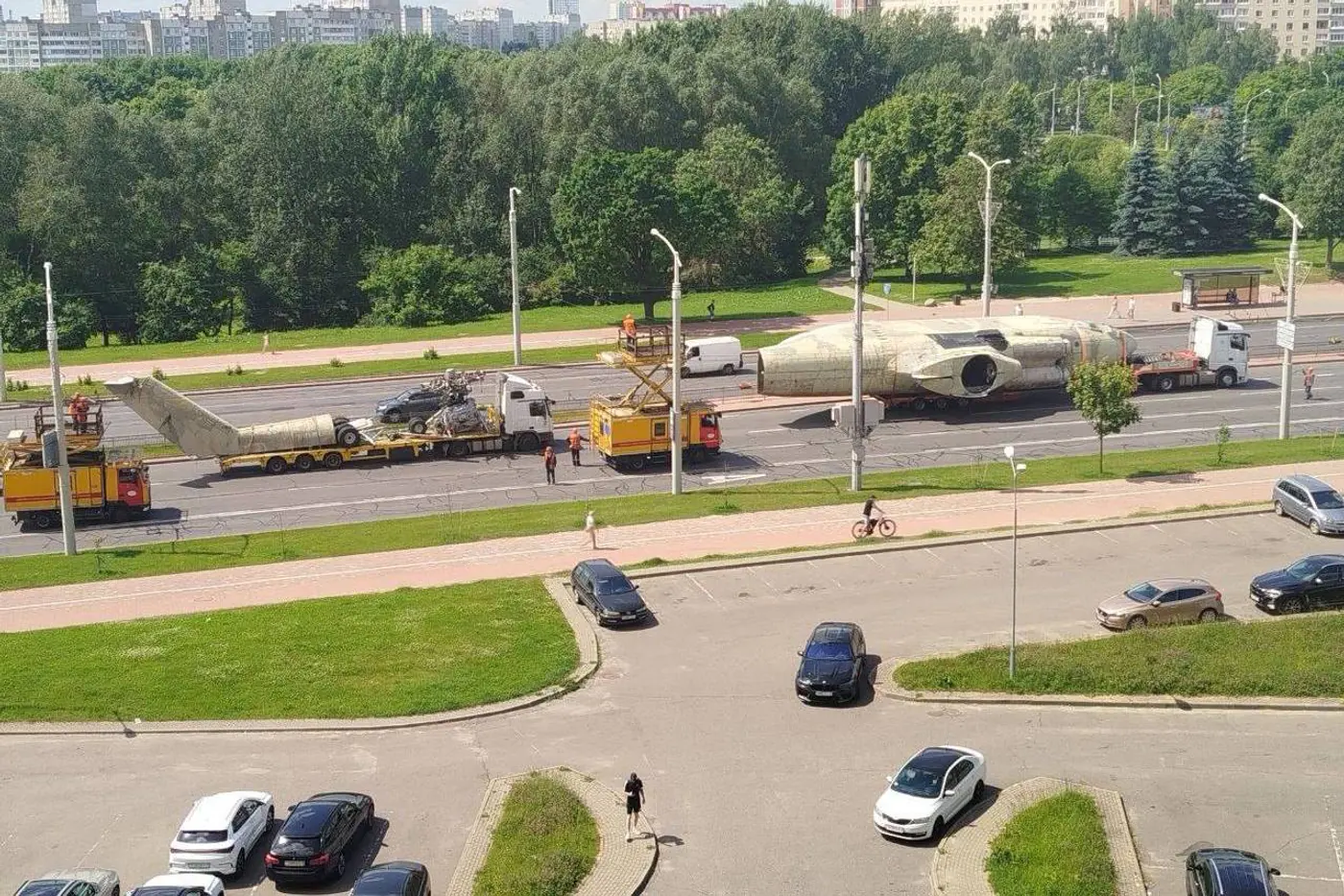 По проспекту Дзержинского провезли крупнейший в мире вертолет