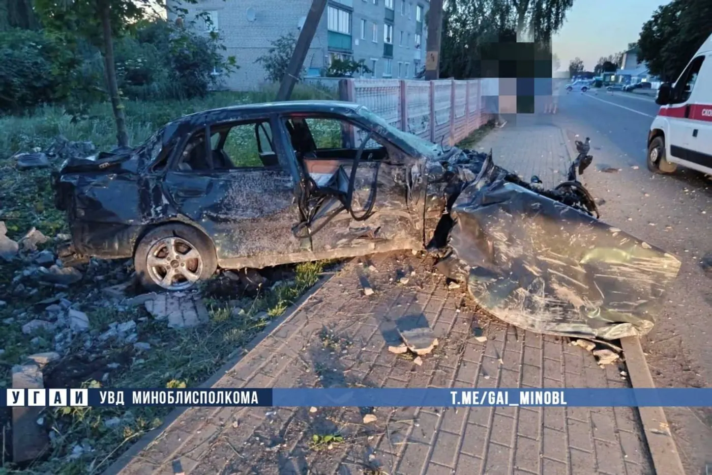 Молодой водитель попал в реанимацию после аварии с забором в Несвиже