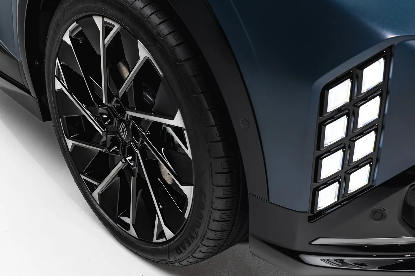 Обновленный электрокар Renault Megane E-Tech получил улучшенную батарею
