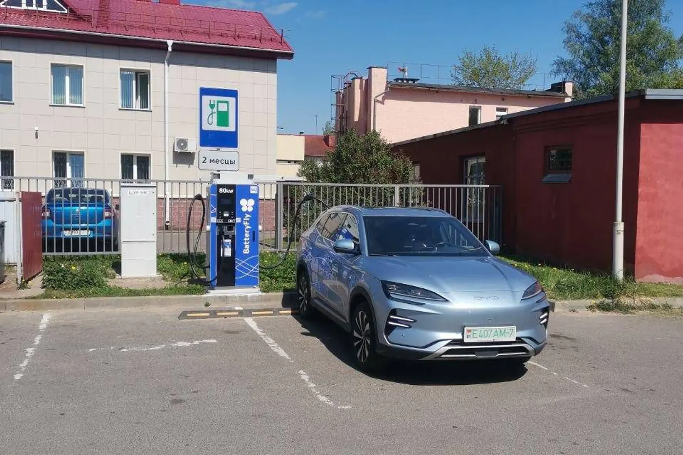Быстрые зарядки идут в регионы: новая ЭЗС заработала в Городке