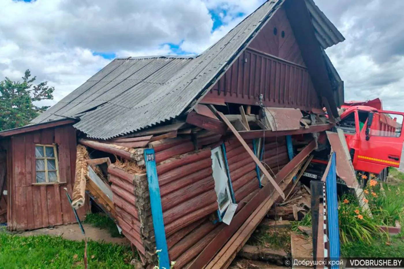 В Добруше грузовик въехал в недавно купленный дом