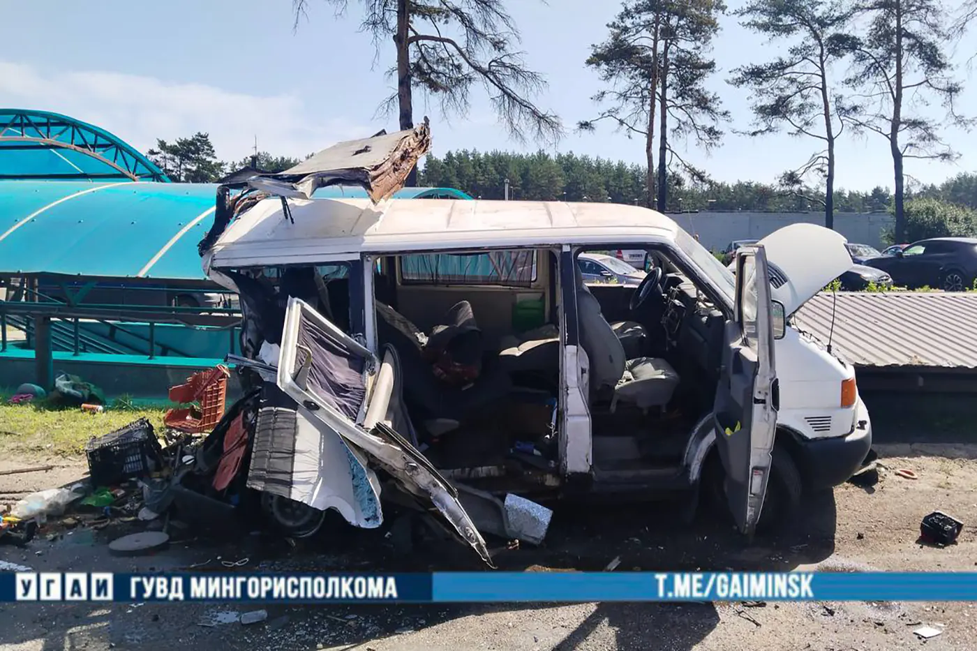 Легковушку отбросило на навес перехода – спасатели деблокировали пострадавших