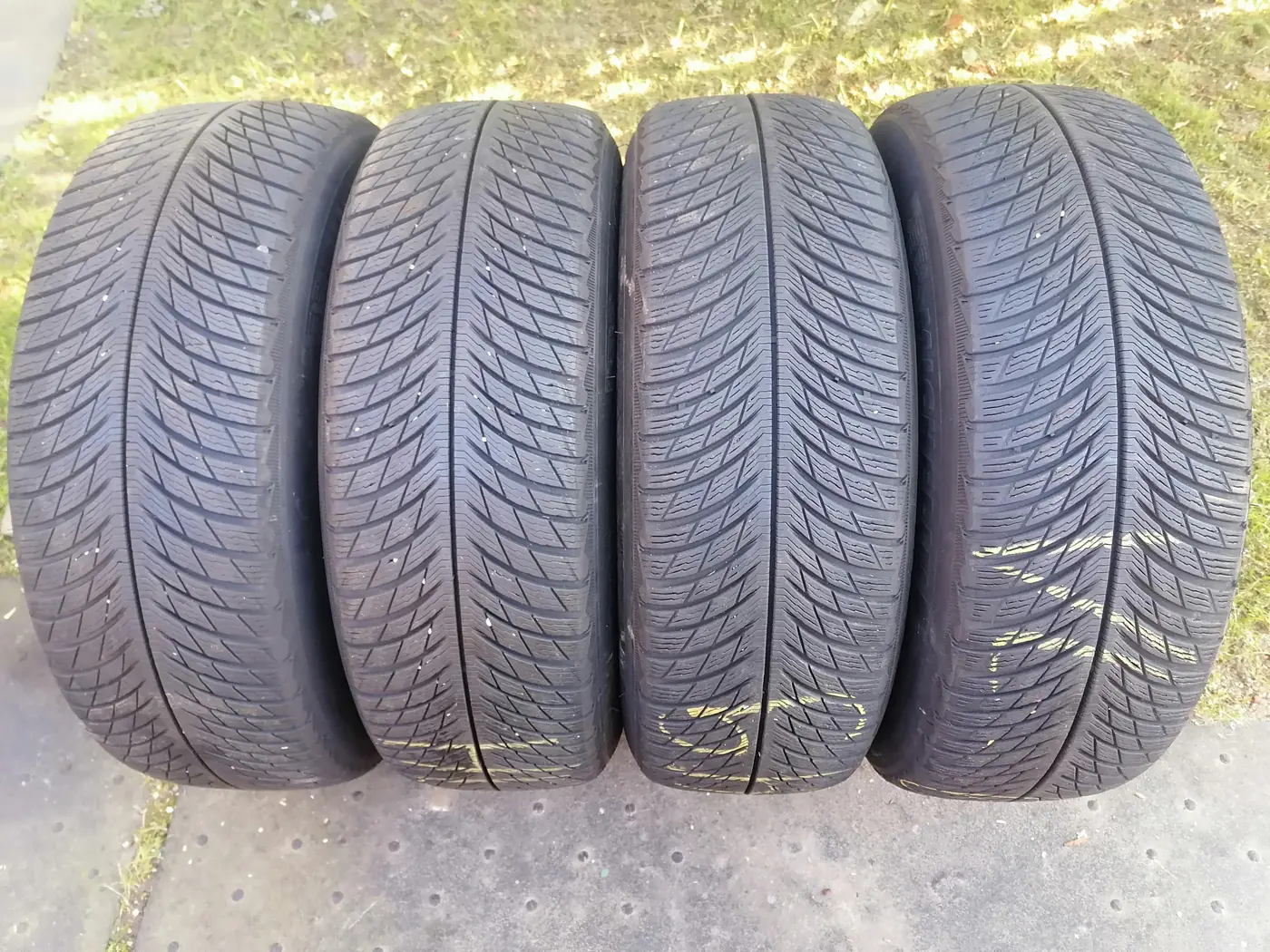 R18 235 60 Michelin Pilot Alpin 5 SUV