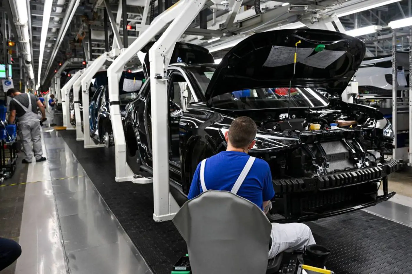 Volkswagen удвоил план сокращений: могут уволить до 100 тысяч человек