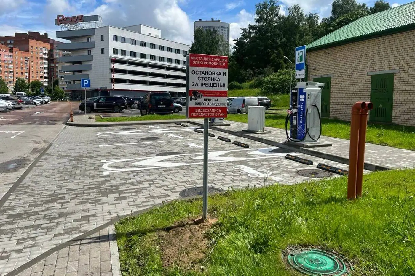 В Уручье заработал зарядный хаб с камерами и связью с ГАИ
