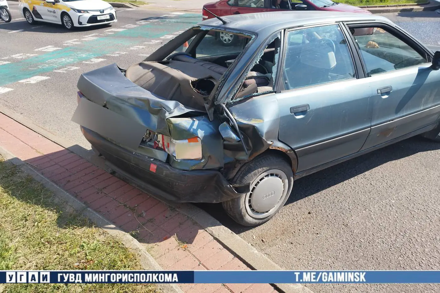 Поворот не удался: Audi и автобус столкнулись на проспекте Дзержинского