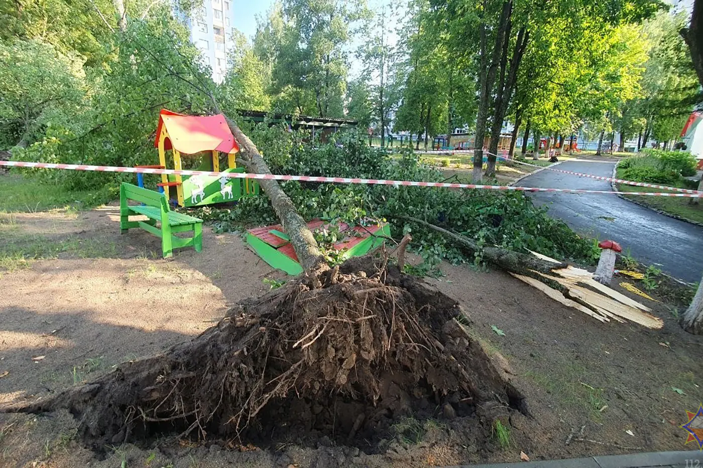 Ураган в Бобруйске оставил без машин более десятка водителей