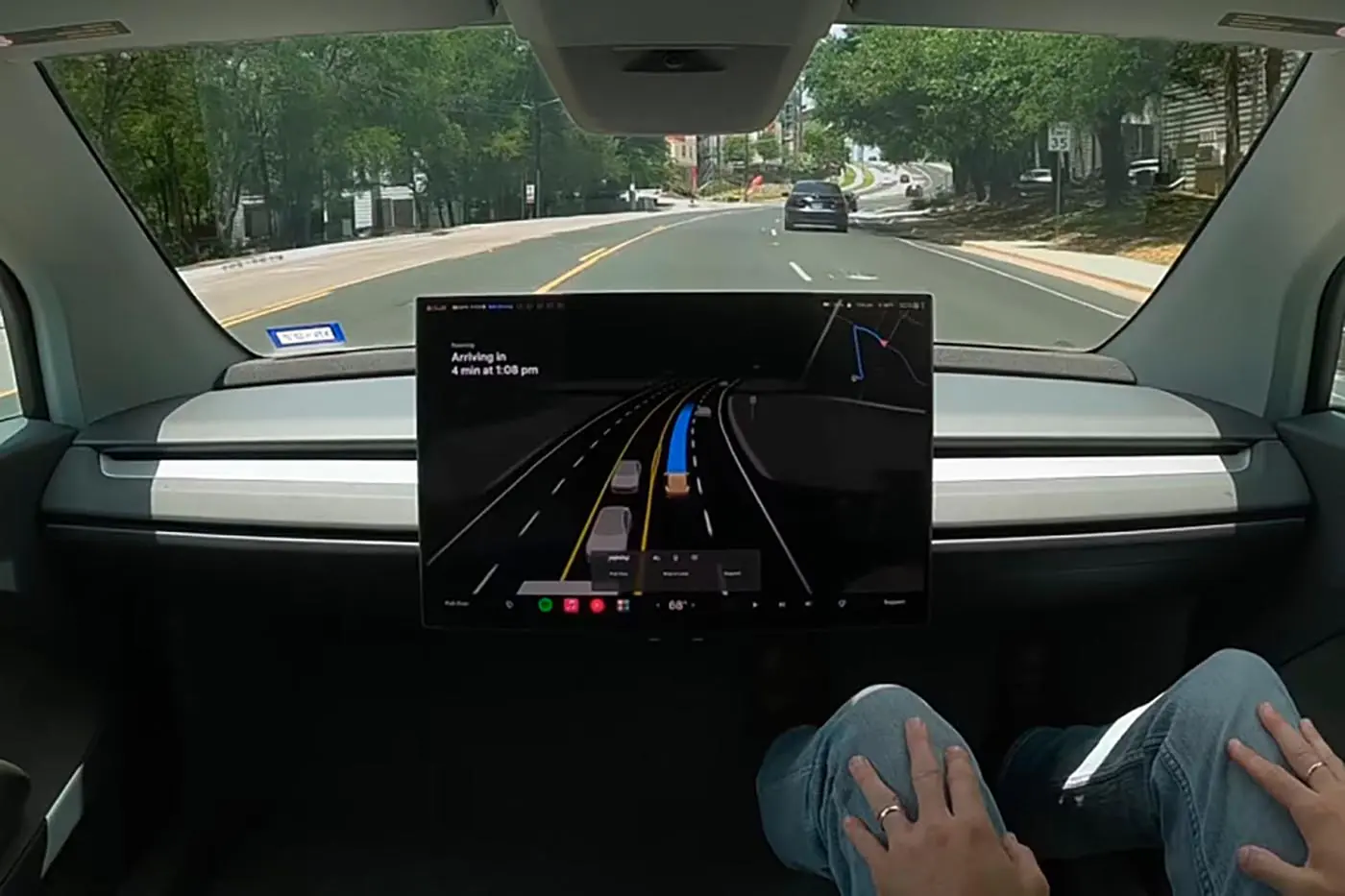 Tesla без руля и водителя выехала на дорогу