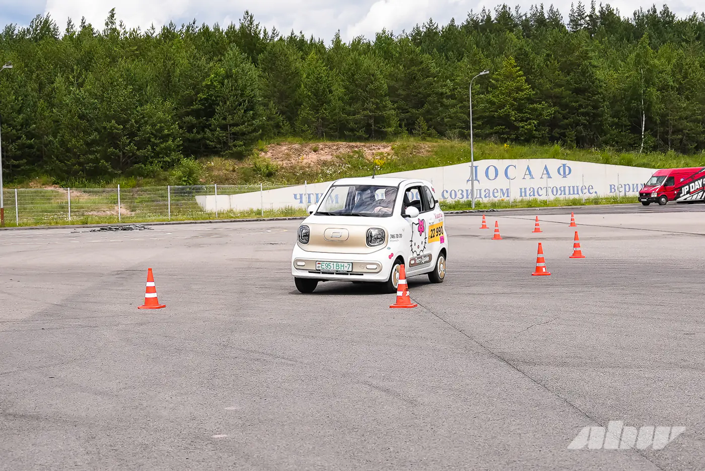 Удалось ли перевернуть Xiaoma? Испытываем автомобиль с экспертами на площадке ДОСААФ