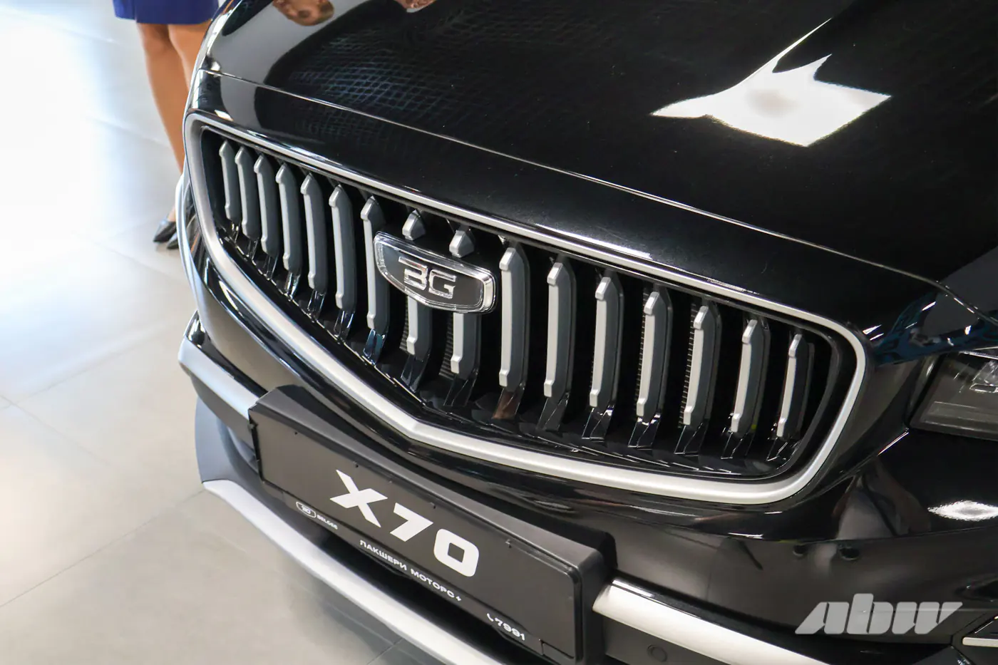 В центре Минска открылся новый автосалон Geely и BELGEE