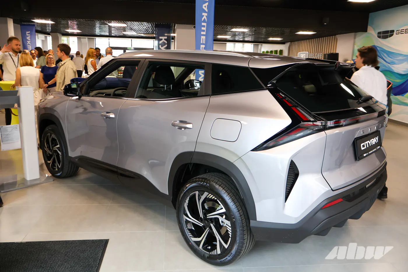 В центре Минска открылся новый автосалон Geely и BELGEE