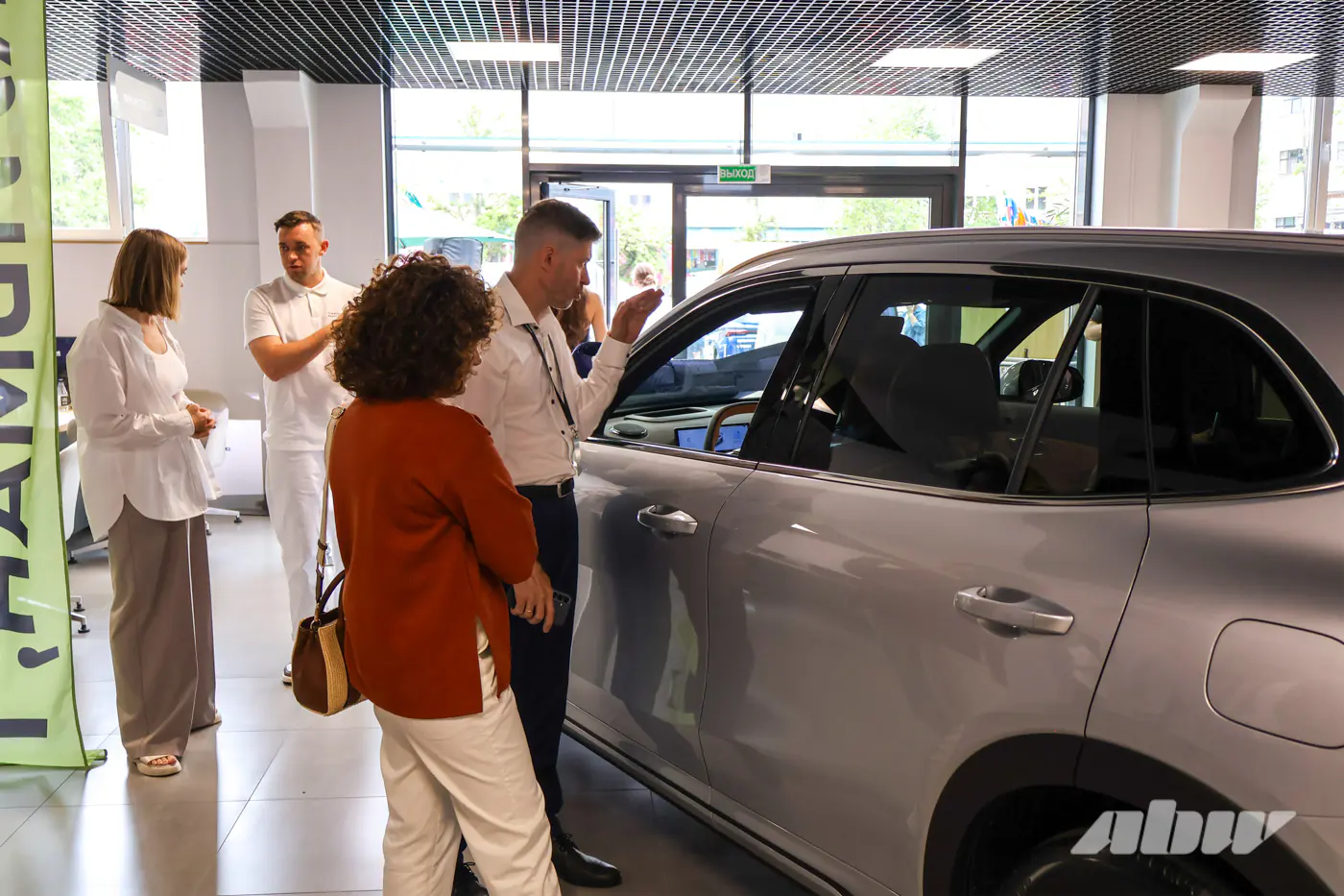 В центре Минска открылся новый автосалон Geely и BELGEE