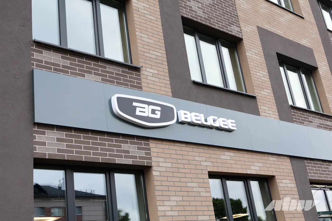 В центре Минска открылся новый автосалон Geely и BELGEE