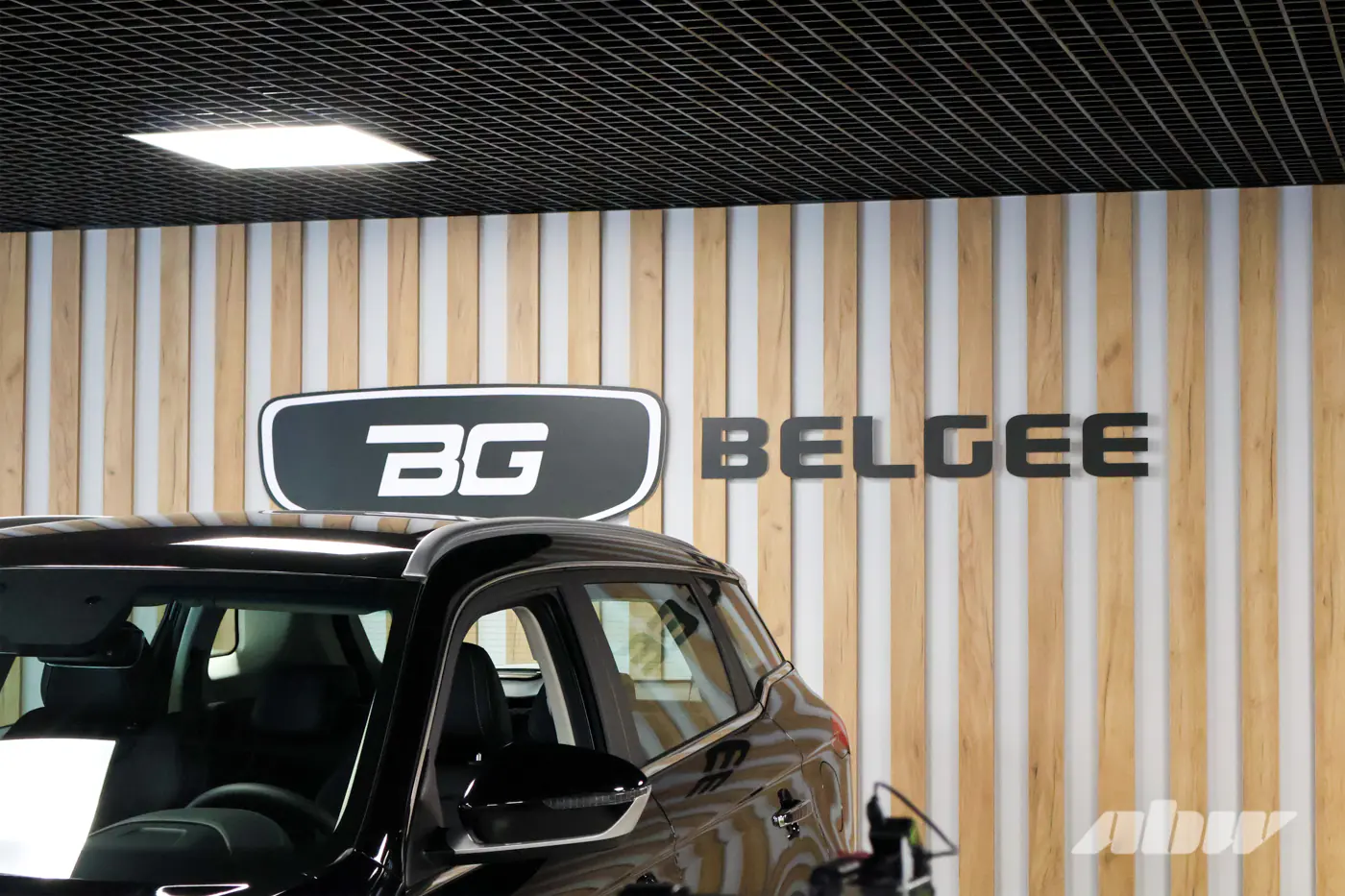В центре Минска открылся новый автосалон Geely и BELGEE