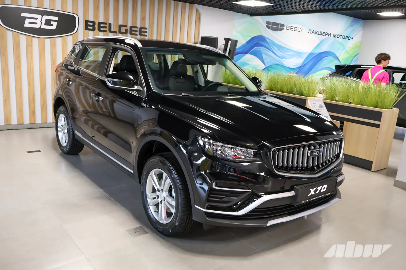 В центре Минска открылся новый автосалон Geely и BELGEE