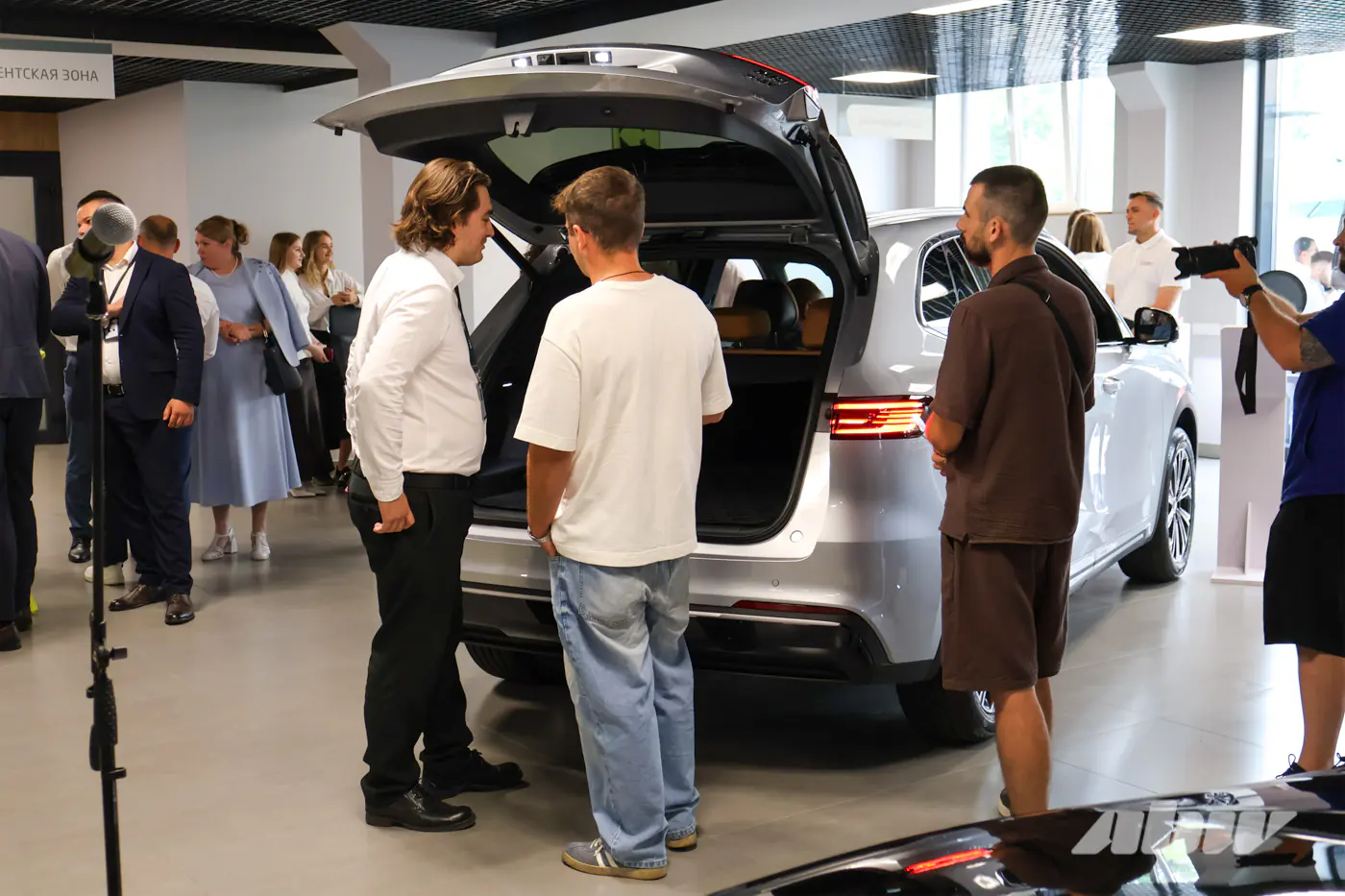 В центре Минска открылся новый автосалон Geely и BELGEE